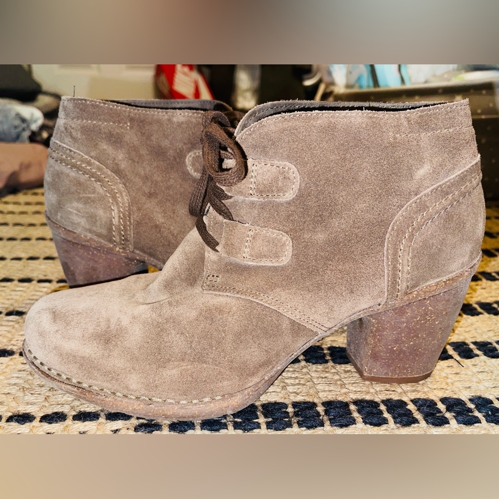 Clarks Artisan Carleta Lyon Ankle Boots Suede in Khaki Suede, Size 8.5W